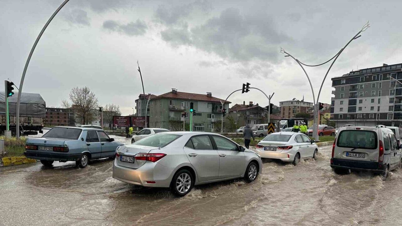 Uşak’ta sağanak yağış yolları göle çevirdi
