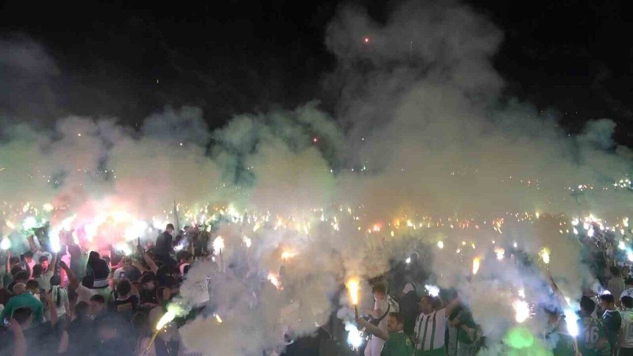 Böyle kutlama görülmedi, binlerce taraftar geceyi aydınlattı
