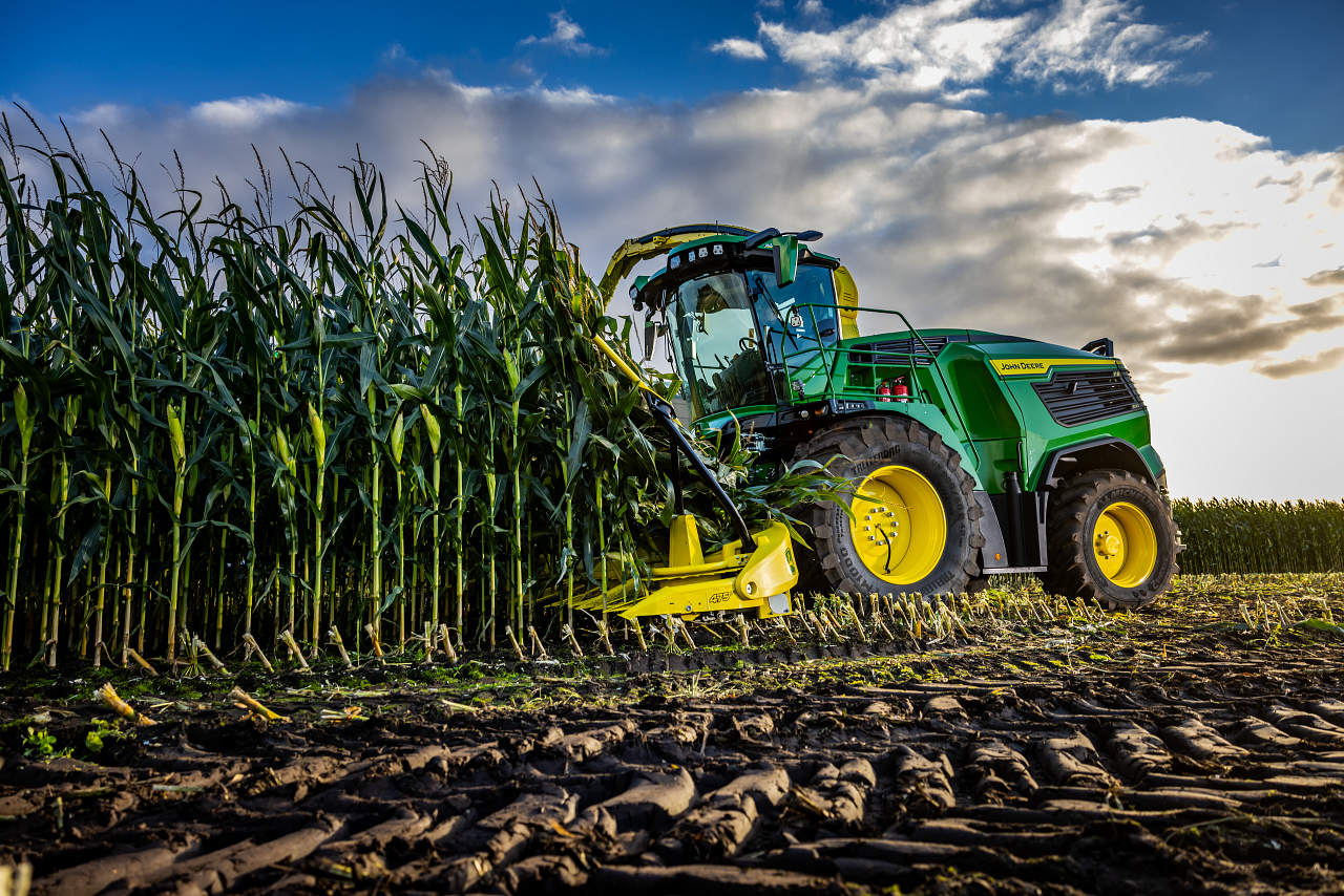 John Deere F8 600 Corn Harvesting