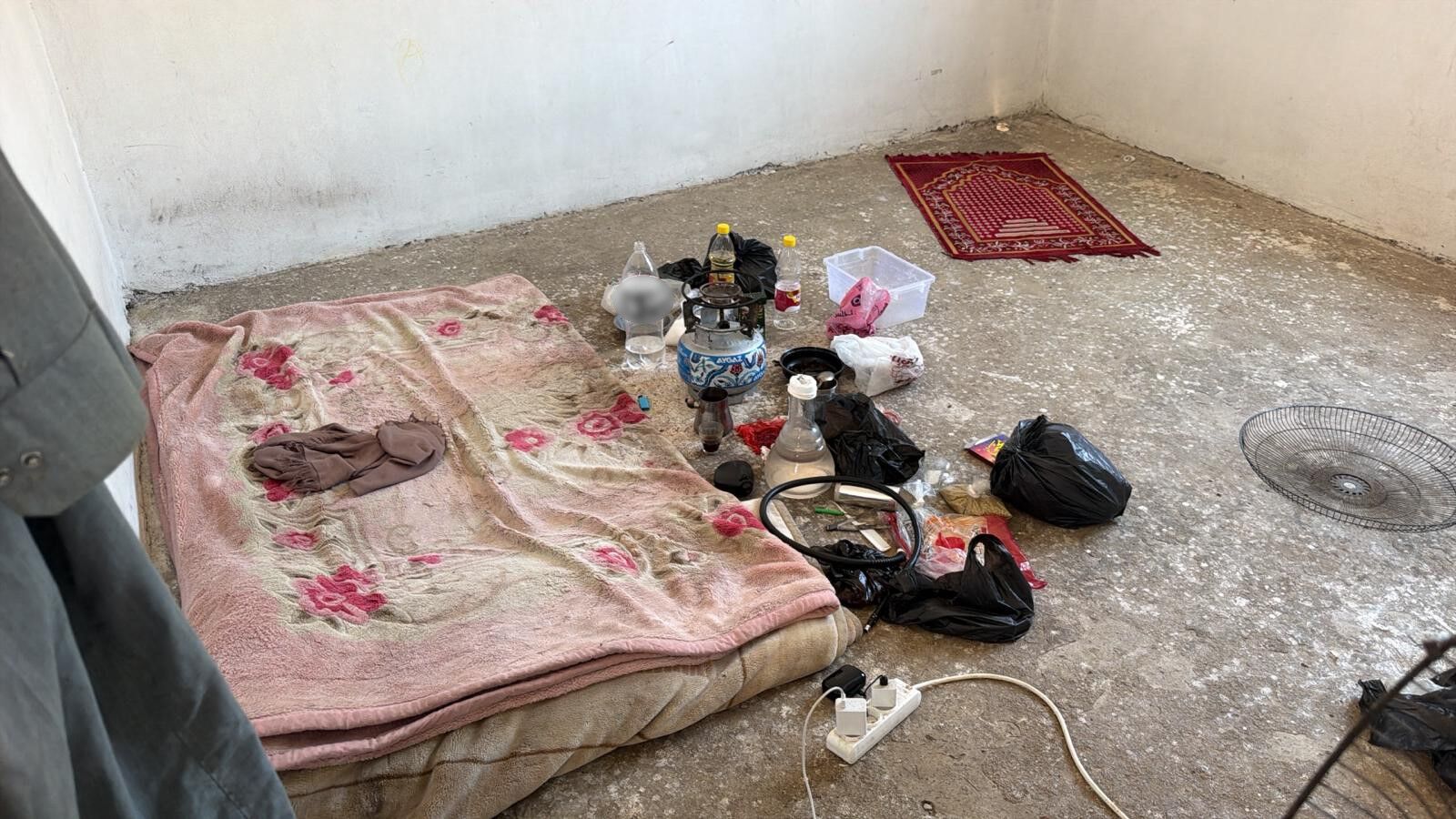 Kilis'te akılalmaz skandal: Duvarın arkasına gizlenmiş hijyensiz imalathane mühürlendi!