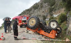 Otomobil traktöre çarptı: 2 yaralı