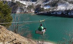 Kar yağışı mandıranın yolunu kapatınca teleferik çözüm oldu