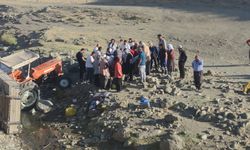 Van’da Traktörün Römorku Devrildi: 8 Yaralı