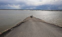Hatay’da Amik Ovası Sular Altında: Binlerce Dönüm Tarım Arazisi Taşkınla Battı