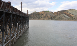 Tunceli'de Baraj Gölü Bir Anda Kahverengiye Döndü