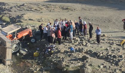 Van’da Traktörün Römorku Devrildi: 8 Yaralı