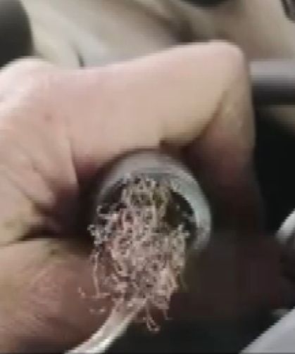 Pes dedirten dolandırıcılık: Otomobilin motorundan bulaşık teli çıktı