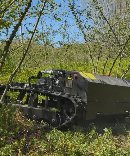 Günler süren işi 3 saatte bitiriyor, çiftçi ise hayretle izliyor