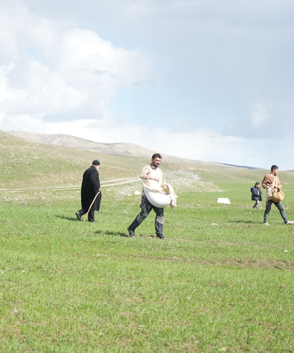 Traktör Giremedi, Köylü Seferber Oldu! İmeceyle Gübrelediler