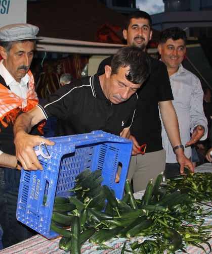Muhtardan Nostaljik İkram: 1 Ton Salatalık Dağıttı