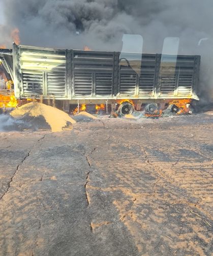 Buğday yüklü tır alev alev yandı: Tonlarca mahsul küle döndü!
