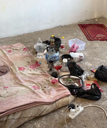 Kilis'te akılalmaz skandal: Duvarın arkasına gizlenmiş hijyensiz imalathane mühürlendi!