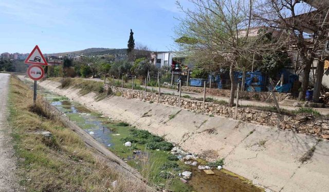 Adana’da sulama kanalları çöplüğe döndü