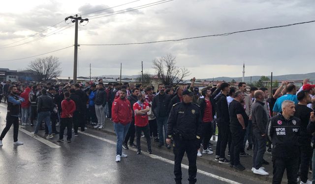 Sivasspor Taraftarından Tesislerin Önünde Protesto