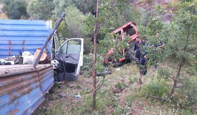 Sivas’ta Traktör Yüklü Kamyonet Şarampole Uçtu