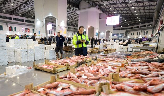 İzmir’de Gıda Ticaretinde Rekor Yıl: Tonlarca Ürün El Değiştirdi