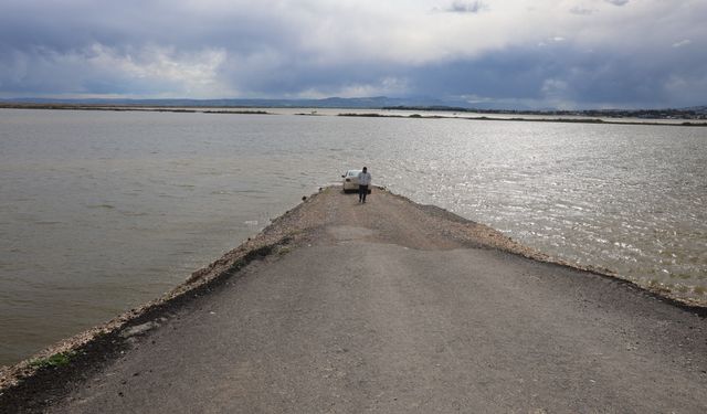 Hatay’da Amik Ovası Sular Altında: Binlerce Dönüm Tarım Arazisi Taşkınla Battı