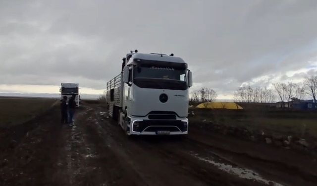 Kars'ta yem ve gübre yüklü tır köy yolunda mahsur kaldı