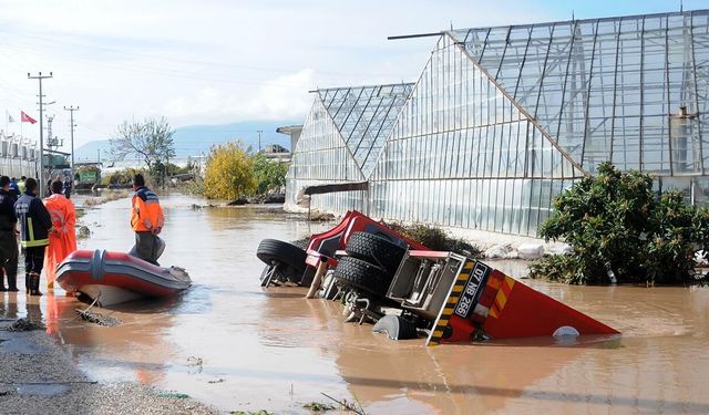 Antalya’da Felaket Gibi Yağış! Tarım Alanları Sular Altında