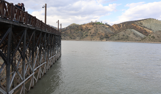 Tunceli'de Baraj Gölü Bir Anda Kahverengiye Döndü