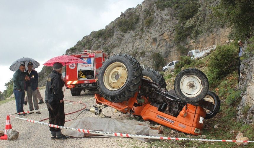 Otomobil traktöre çarptı: 2 yaralı