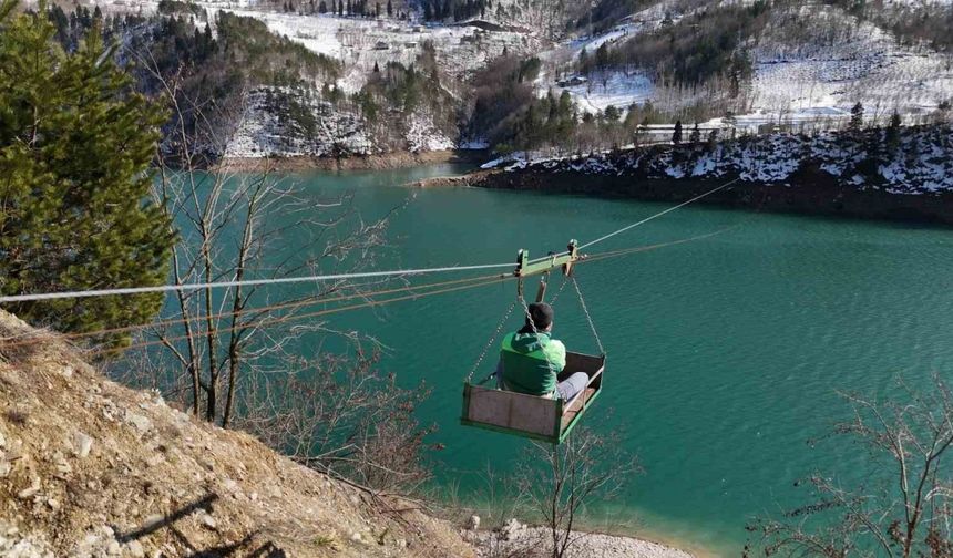 Kar yağışı mandıranın yolunu kapatınca teleferik çözüm oldu