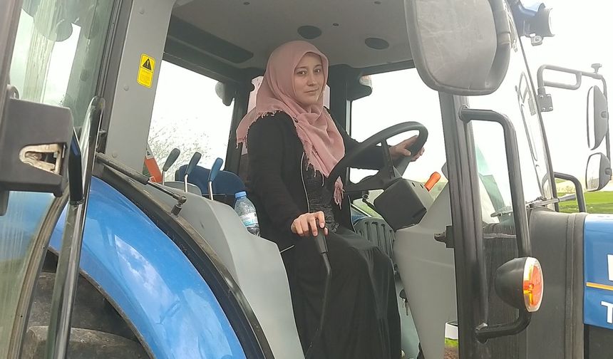 Sivaslı kadın çiftçi traktörün direksiyonunda