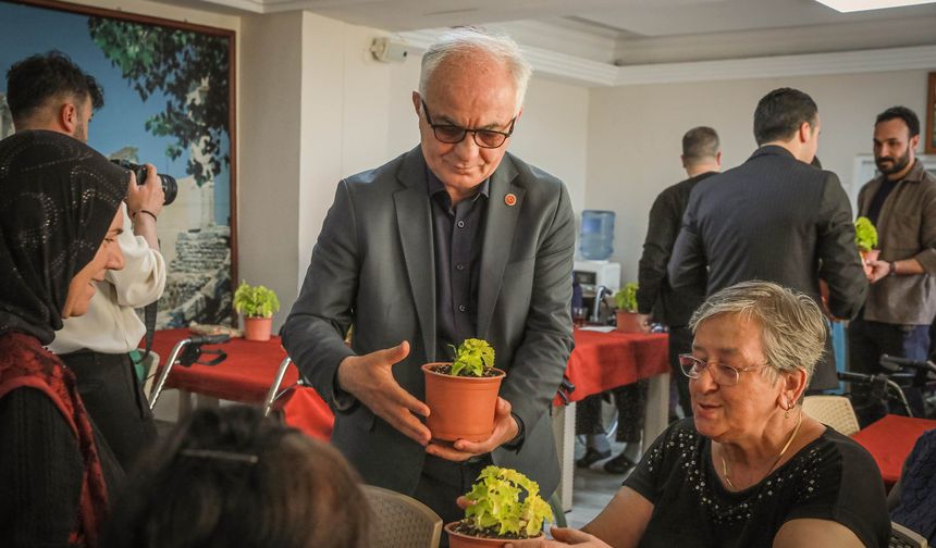 Anneler Günü’nde huzurevi sakinlerine sürpriz ziyaret