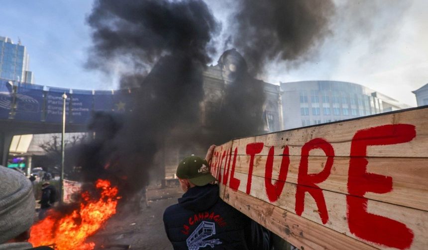 Avrupalı Çiftçiler Brüksel’i Traktörlerle Kilitledi