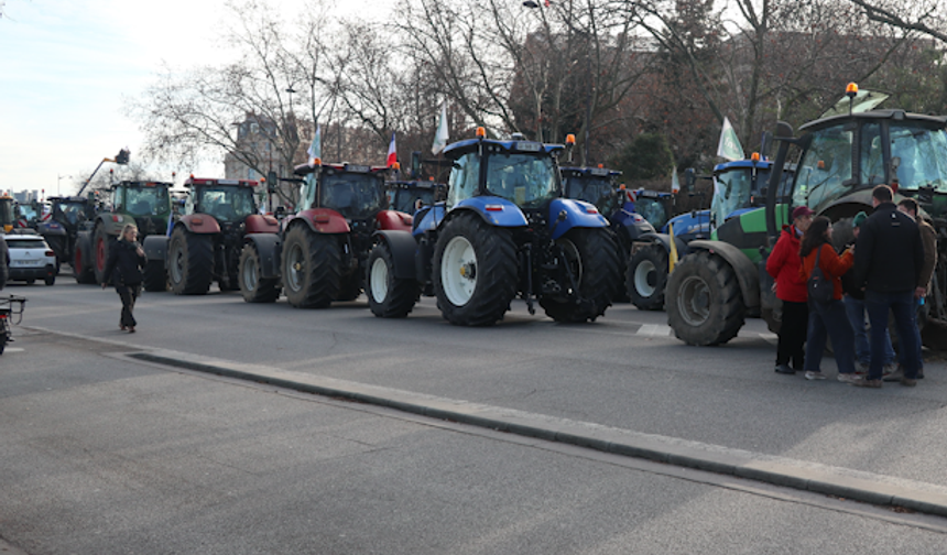 Paris’i Kilitleyen Traktörler: AB Anlaşmasına Büyük Tepki