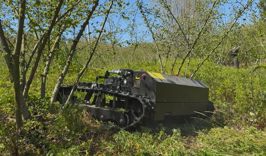 Günler süren işi 3 saatte bitiriyor, çiftçi ise hayretle izliyor