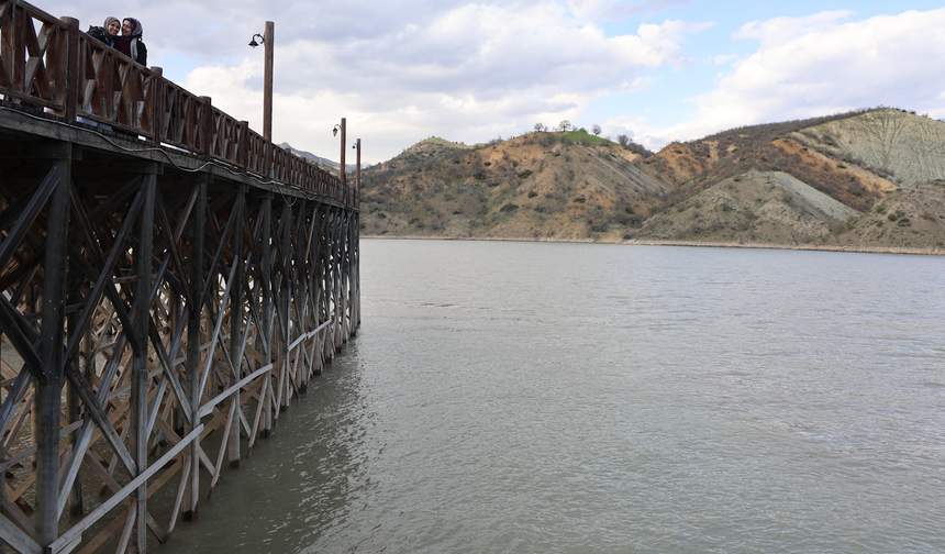Tunceli'de Baraj Gölü Bir Anda Kahverengiye Döndü