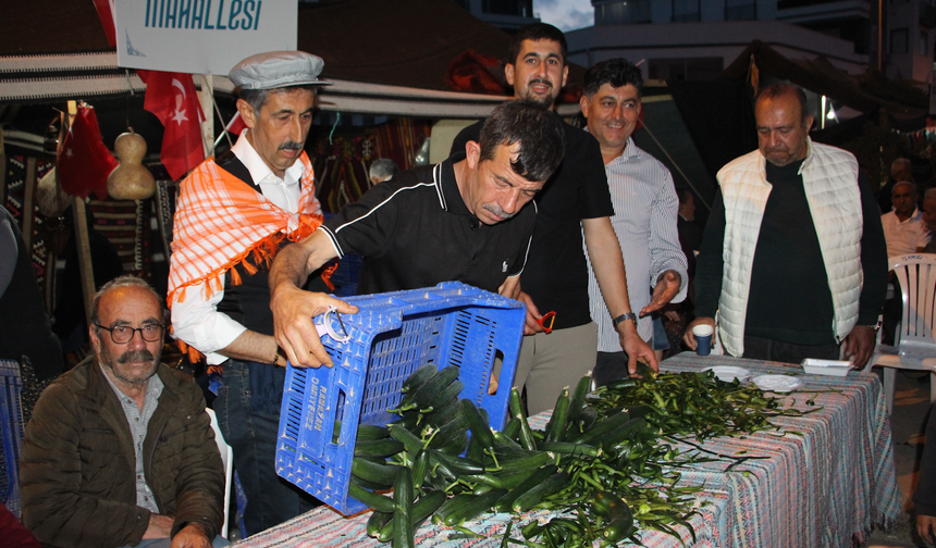 Muhtardan Nostaljik İkram: 1 Ton Salatalık Dağıttı