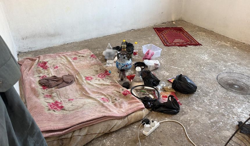 Kilis'te akılalmaz skandal: Duvarın arkasına gizlenmiş hijyensiz imalathane mühürlendi!